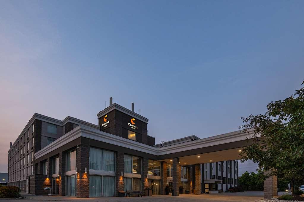 Comfort Inn & Conference Centre Toronto Airport Exterior photo